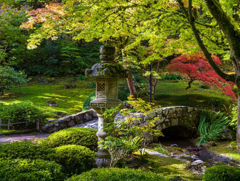 Japán kert híddal, kőlámpással, japán juharral.